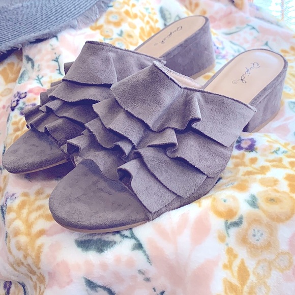 ๐So_StylishยปButtery_Soft Taupe Suede Ruffles Open-Toe Mules w/Low Block Heels - Picture 6 of 16